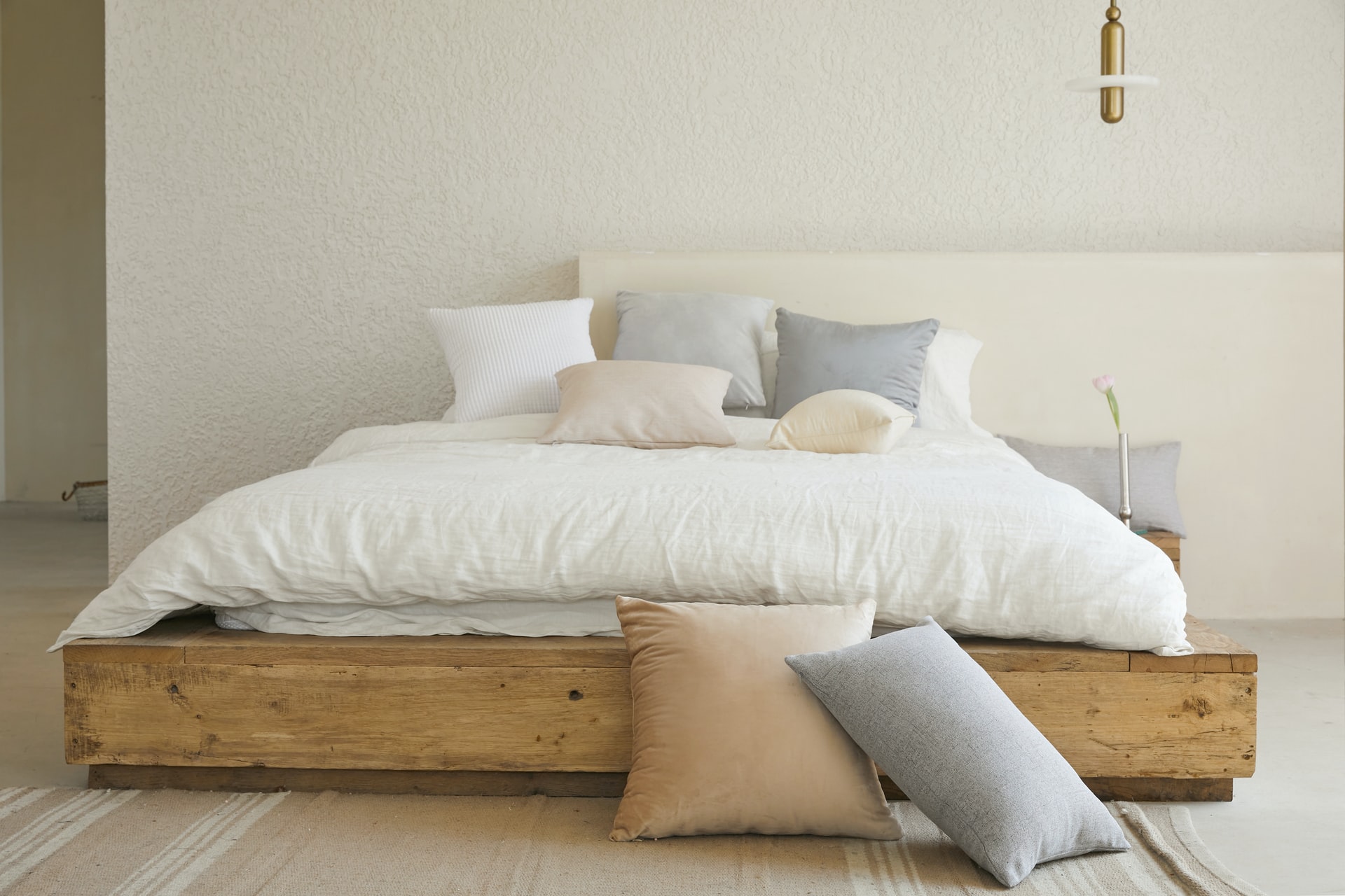 wit bed kussen op bruin houten bedframe