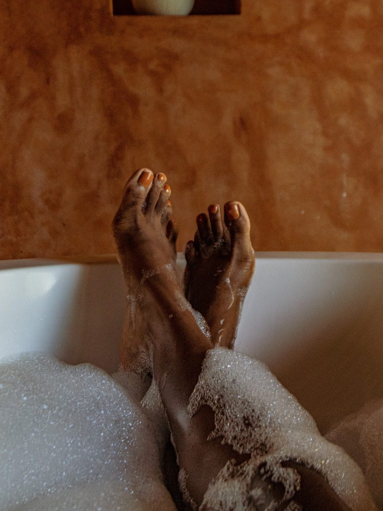 persoon in badkuip met water