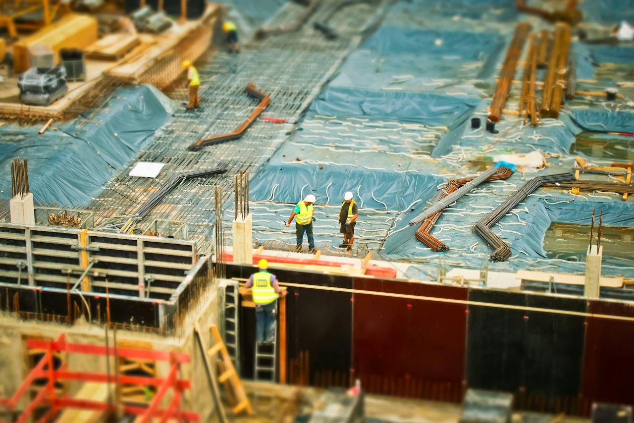 Mannen controleren de voortgang van de bouw